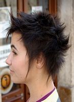 cieniowane fryzury krótkie - uczesanie damskie z włosów krótkich cieniowanych zdjęcie numer 3B